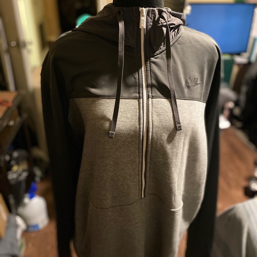Grey men’s Nike half zip